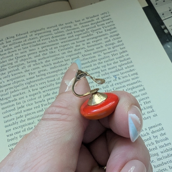 Elegant Orange Stud Earrings - Picture 4 of 6